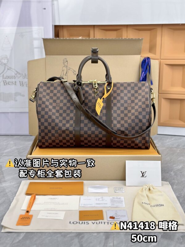 With a full set of duty-free packaging [Excellent DP high elastic fabric] N41418 coffee grid medium [Original all steel: with full set of counter packaging] KEEPALL BANDOULIÈRE 50 travel bag Keepall 50 travel bag, made of the new iconic Monogram Eclipse canvas. Since 1930, the Keepall series of bags have accompanied generations of travelers around the world. This new travel bag comes with multiple leather handles that hold comfortably, a bag strap for a casual crossbody, and a shiny padlock for short trip companion. 50 x 29 x 22 cm (length x height x width)
