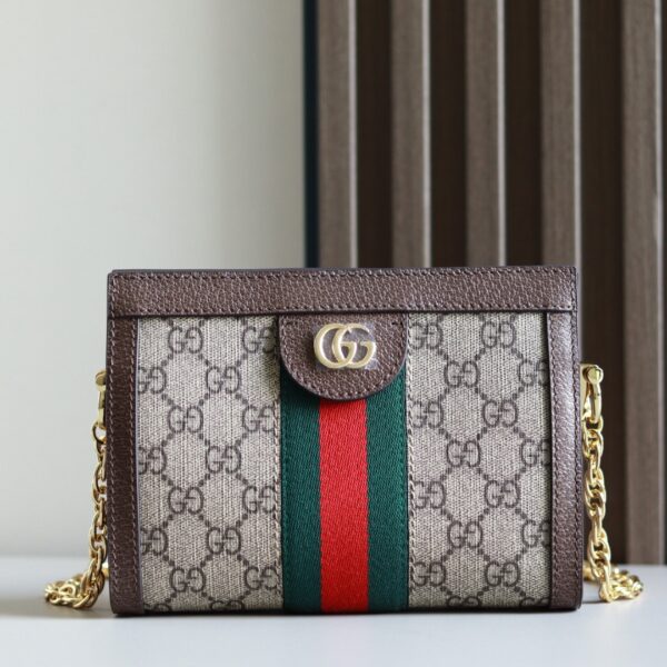 The Ophidia series continues to grow and usher in a new member - Mini Handbag 602676: 19/14/6cm, you can only put down a 16.2cm mobile phone. The usual crisp shape of the series has been reinterpreted and transformed into a small and exquisite shoulder bag, embellishing the classic logo details of the series. The Overture Series draws inspiration from retro style and uses unique size designs to bring mini designs back to the forefront of fashion again. oh