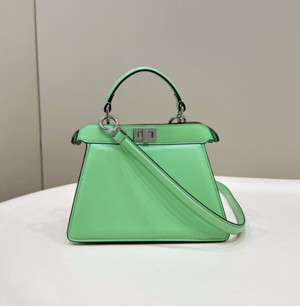 peekaboo's new series I see you petite Latest size Super fresh ~ Top lambskin making, soft and hard and super straight 🌈 It is more advanced in combination with all-steel metal fasteners, and it is equipped with long shoulder straps to facilitate use and the inner capacity is also super sufficient. Model number: 80062 Environmentally friendly green size: 20*11*15cm