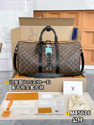 With a full set of duty-free packaging [Excellent SP high elastic fabric] M45616 old-fashioned embroidery [Original all steel: with full set of counter packaging] KEEPALL BANDOULIERE 50cm travel bag Patchwork Theme is integrated into this travel bag, shaping it from a trendy perspective to create a variety of styles. This classic soft travel bag is equipped with a leather top handle and two belts on the side, which is in accordance with the size of the luggage on the body, and has abundant internal space. Size: 50x29x23cm.