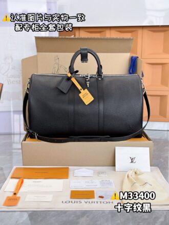 With a full set of duty-free packaging [Excellent SP high elastic fabric] M33400 cross-patterned black [with full set of counter packaging] KEEPALL BANDOULIÈRE 50 travel bag, original Keepall travel bag with soft texture and elegant style, iconic Taiga leather material, a stylish and practical weekend casual companion. 50 x 29 x 23 cm, (length x height x width) double zipper design with padlock, removable leather brand, zippered inner bag, large storage space in the bag, carry-on luggage size, very soft Taiga leather, canvas lining, metal trim.