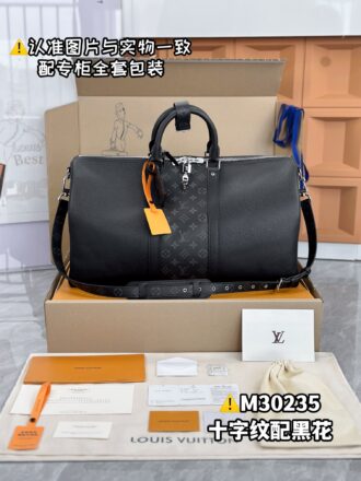 With a full set of duty-free packaging [Excellent SP high elastic fabric] M30235 cross pattern with black flowers [With full set of counter packaging] KEEPALL BANDOULIÈRE 50 travel bag, original Keepall travel bag with soft texture and elegant style, iconic Taiga leather material, a stylish and practical weekend casual companion. 50 x 29 x 23 cm, (length x height x width) double zipper design with padlock, removable leather brand, zippered inner bag, large storage space in the bag, carry-on luggage size, very soft Taiga leather, canvas lining, metal trim.