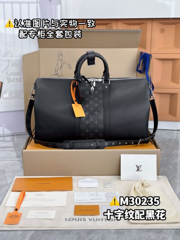 With a full set of duty-free packaging [Excellent SP high elastic fabric] M30235 cross pattern with black flowers [With full set of counter packaging] KEEPALL BANDOULIÈRE 50 travel bag, original Keepall travel bag with soft texture and elegant style, iconic Taiga leather material, a stylish and practical weekend casual companion. 50 x 29 x 23 cm, (length x height x width) double zipper design with padlock, removable leather brand, zippered inner bag, large storage space in the bag, carry-on luggage size, very soft Taiga leather, canvas lining, metal trim.