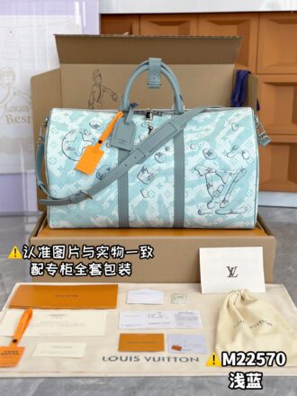 With a full set of duty-free packaging [Excellent SP high elastic fabric] M22570 light blue [Chip version: with a full set of counter packaging] KEEPALL BANDOULIÈRE 50 travel bag, this Keepall Bandoulière 50 travel bag is made of Monogram Aquagarden canvas, which gives Monogram flowers and LV letters a three-dimensional water droplet appearance, and appears on the water-clear Monogram pattern surface. Leather side straps, top handles and designer brands continue classic elements. 50 x 29 x 23 cm (length x height x width).