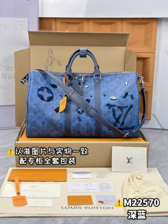 With a full set of duty-free packaging [Excellent SP high elastic fabric] M22570 dark blue [Chip version: with a full set of counter packaging] KEEPALL BANDOULIÈRE 50 travel bag, this Keepall Bandoulière 50 travel bag is made of Monogram Aquagarden canvas, which gives Monogram flowers and LV letters a three-dimensional water droplet appearance, and appears on the water-clear Monogram pattern surface. Leather side straps, top handles and designer brands continue classic elements. 50 x 29 x 23 cm (length x height x width).
