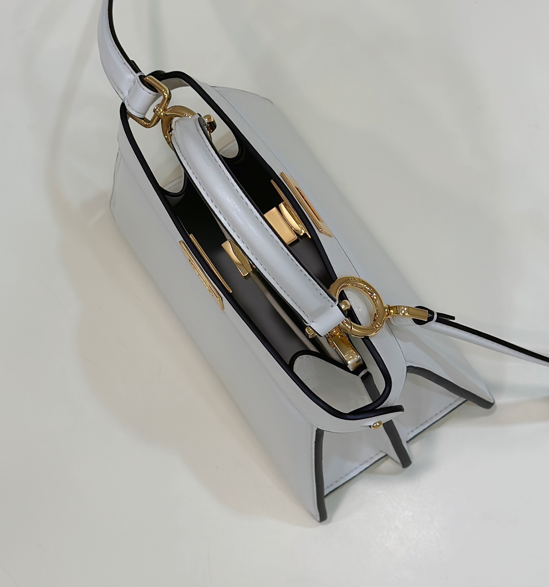 peekaboo's new series I see you petite top lambskin made with soft touch and a hard and super straight π It is more advanced in combination with all-steel metal fasteners. It is equipped with long shoulder straps, just right in the inner capacity, and has strong practicality. Model number: 80062 size: 20*11*15cm - Image 8