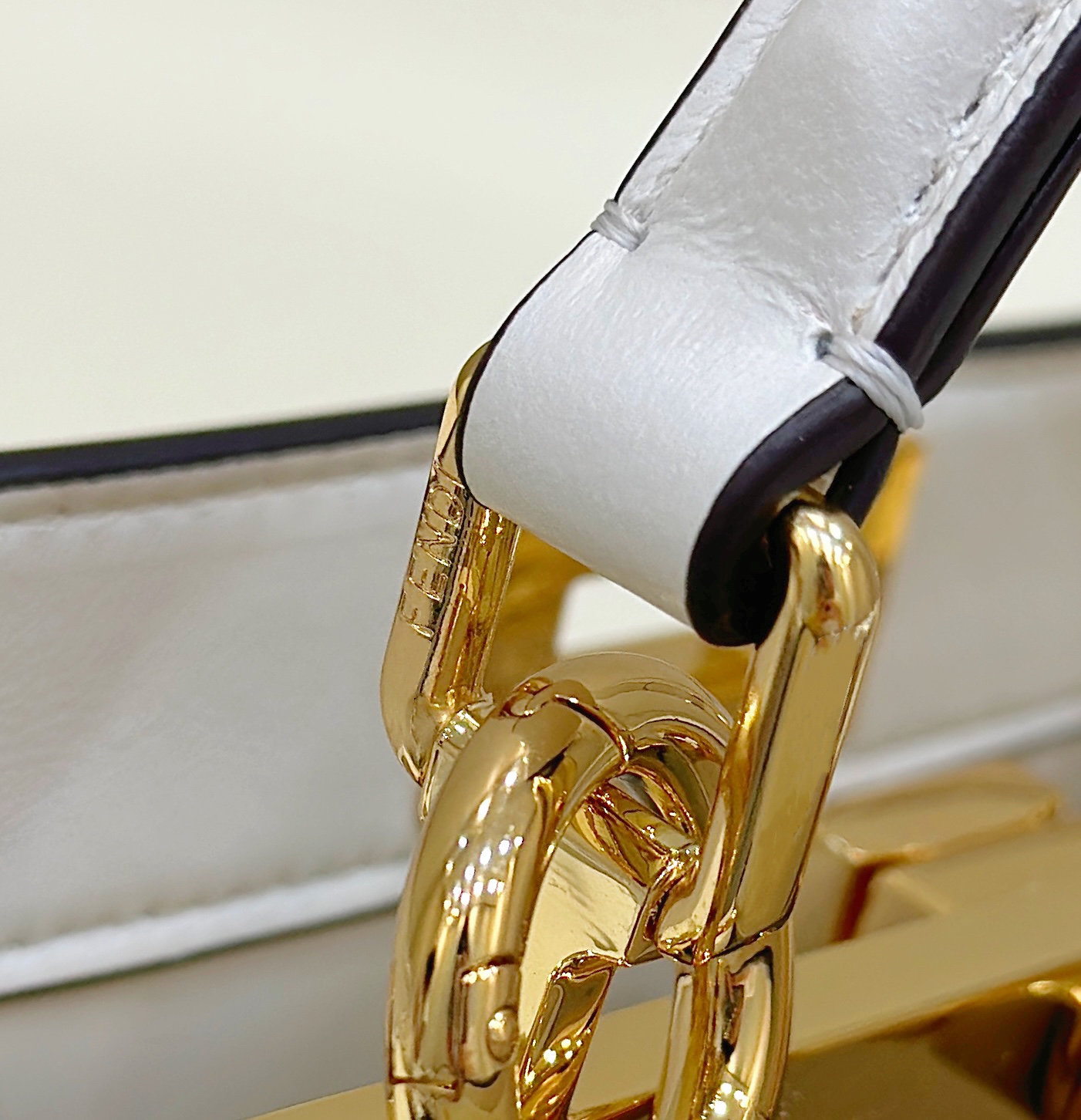 peekaboo's new series I see you petite top lambskin made with soft touch and a hard and super straight π It is more advanced in combination with all-steel metal fasteners. It is equipped with long shoulder straps, just right in the inner capacity, and has strong practicality. Model number: 80062 size: 20*11*15cm - Image 4