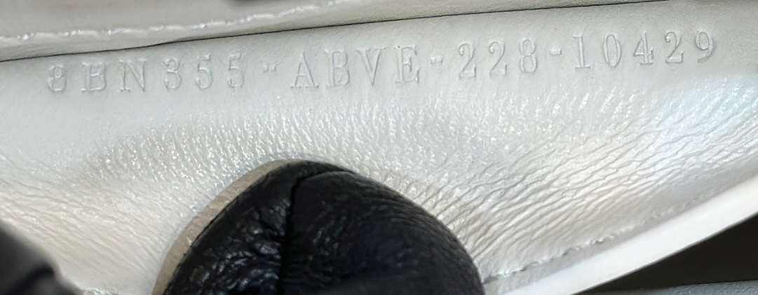 peekaboo's new series I see you petite top lambskin made with soft touch and a hard and super straight π It is more advanced in combination with all-steel metal fasteners. It is equipped with long shoulder straps, just right in the inner capacity, and has strong practicality. Model number: 80062 size: 20*11*15cm - Image 6