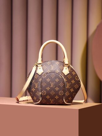 Authentic SP inspection-free and equipped with a full set of duty-free packaging. 𝐄𝐋𝐋𝐈𝐏𝐒𝐃 Series M46196 Inspection-free version# ▪ Size: 28*21*8cm▪ 𝙀𝙡𝙡𝙥𝙨𝙚 Series, a "river clam bag" with unique design elements. The design of classic presbyopia is illuminating. It opens and closes the mouth and carries pragmatism to the end, and the capacity can meet daily travel! A bag is a multi-purpose method, and it can be carried by hand/cross-body/one shoulder! The more I look at it, the more I love it. Daily travel is eye-catching enough, full of retro style!