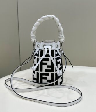 Mini bucket bag, wash denim embroidered double F iconic, with five mobile phone capacity, can be placed on your own, and can place various cosmetics with strong practicality and blend exquisiteness and softness and full of girlishness. Size: 12×18×10 Full set of packaging. Model number: 038D