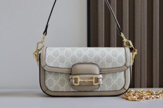 🆕2023 early spring new style - GG Horsebit 1955 saddle bag, my most attractive item in the past six months. It can actually change the saddle bag into the most fashionable underarm bag at the moment, and the crossbody is changed to a metal chain, which is so impactful! Model: 735178 Size: 23.5x14x5cm