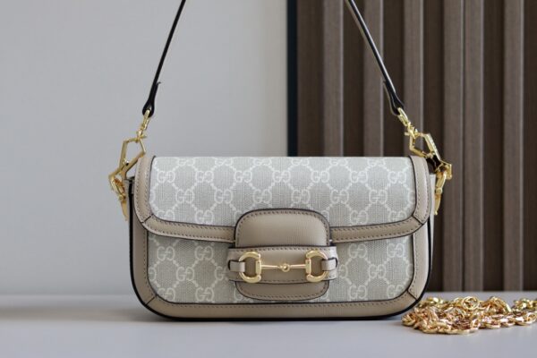 🆕2023 early spring new style - GG Horsebit 1955 saddle bag, my most attractive item in the past six months. It can actually change the saddle bag into the most fashionable underarm bag at the moment, and the crossbody is changed to a metal chain, which is so impactful! Model: 735178 Size: 23.5x14x5cm