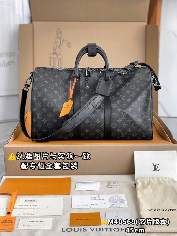 With a full set of duty-free packaging [Excellent SP high elastic fabric] M40569 black flower small [Chip version: with a full set of counter packaging] KEEPALL BANDOULIÈRE 45 Travel Bag Keepall 45 Travel Bag, made of the new and iconic Monogram Eclipse canvas. Since 1930, the Keepall series of bags have accompanied generations of travelers around the world. This new travel bag comes with multiple leather handles that hold comfortably, a bag strap for a casual crossbody, and a shiny padlock for short trip companion. 45 x 27 x 20 cm (length x height x width)