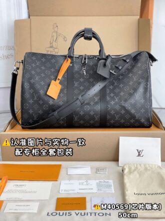 With a full set of duty-free packaging [Excellent SP high elastic fabric] M40569 black flower medium [Chip version: with a full set of counter packaging] KEEPALL BANDOULIÈRE 50 Travel Bag Keepall 45 Travel Bag, made of the new iconic Monogram Eclipse canvas. Since 1930, the Keepall series of bags have accompanied generations of travelers around the world. This new travel bag comes with multiple leather handles that hold comfortably, a bag strap for a casual crossbody, and a shiny padlock for short trip companion. 50 x 29 x 22 cm (length x height x width)