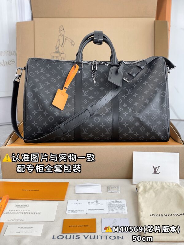 With a full set of duty-free packaging [Excellent SP high elastic fabric] M40569 black flower medium [Chip version: with a full set of counter packaging] KEEPALL BANDOULIÈRE 50 Travel Bag Keepall 45 Travel Bag, made of the new iconic Monogram Eclipse canvas. Since 1930, the Keepall series of bags have accompanied generations of travelers around the world. This new travel bag comes with multiple leather handles that hold comfortably, a bag strap for a casual crossbody, and a shiny padlock for short trip companion. 50 x 29 x 22 cm (length x height x width)