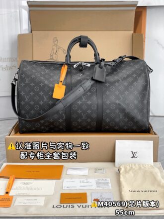 With a full set of duty-free packaging [Excellent SP high elastic fabric] M40569 black flower large size [Chip version: with a full set of counter packaging] KEEPALL BANDOULIÈRE 55 travel bag Keepall 55 travel bag, made of the new iconic Monogram Eclipse canvas. Since 1930, the Keepall series of bags have accompanied generations of travelers around the world. This new travel bag comes with multiple leather handles that hold comfortably, a bag strap for a casual crossbody, and a shiny padlock for short trip companion. 55 x 31 x 24 cm (length x height x width)