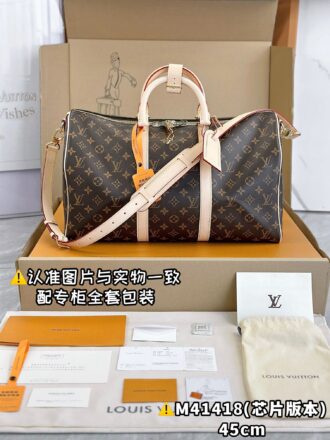 With a full set of duty-free packaging [Excellent SP high elastic fabric] M41418 Presbyterian tree paste bark small [Chip version: with a full set of counter packaging] KEEPALL BANDOULIÈRE 45 Travel Bag Keepall 45 Travel Bag, made of the new and iconic Monogram Eclipse canvas. Since 1930, the Keepall series of bags have accompanied generations of travelers around the world. This new travel bag comes with multiple leather handles that hold comfortably, a bag strap for a casual crossbody, and a shiny padlock for short trip companion. 45 x 27 x 20 cm (length x height x width)