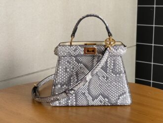 Details: 335 Latest 𝐏𝐄𝐄𝐊𝐀𝐁𝐎𝐎 Small handbag #Exclusive custom snake skin feels super delicate, exquisite hand stitching, simple organ design is elegant, and the classic style is also extremely high in the film production rate ✔️size: 20cm Model number 335 snake skin