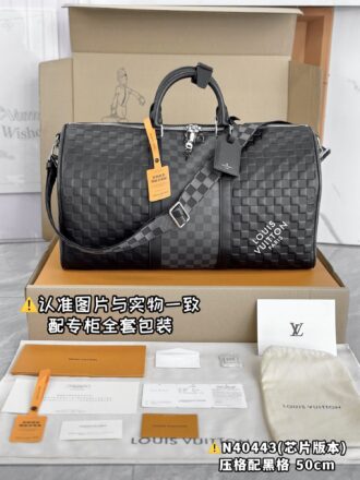 With a full set of duty-free packaging [Excellent SP high elastic fabric] N40443 pressed with black medium [Chip version: full set of counter packaging] KEEPALL BANDOULIÈRE 50 Travel Bag This Keepall BANDOULIÈRE Travel Bag imprints classic Monogram elements on the delicate cowhide surface, presenting Monogram Seal pattern, and its unique texture is like the wax of old letter seals. Enriched space and removable shoulder straps for holiday excursions. 50 x 29 x 23 cm (length x height x width)