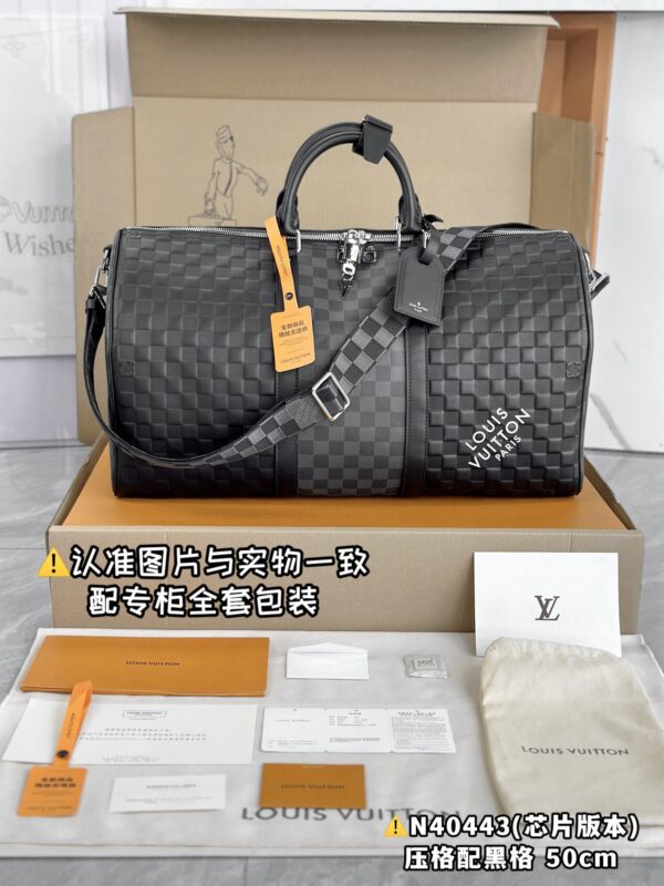 With a full set of duty-free packaging [Excellent SP high elastic fabric] N40443 pressed with black medium [Chip version: full set of counter packaging] KEEPALL BANDOULIÈRE 50 Travel Bag This Keepall BANDOULIÈRE Travel Bag imprints classic Monogram elements on the delicate cowhide surface, presenting Monogram Seal pattern, and its unique texture is like the wax of old letter seals. Enriched space and removable shoulder straps for holiday excursions. 50 x 29 x 23 cm (length x height x width)