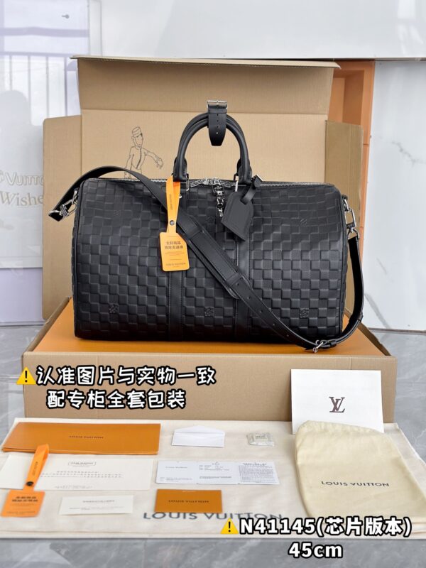 With a full set of duty-free packaging [Excellent SP high elastic fabric] N41145 plastered small [Chip version: with a full set of counter packaging] This Keepall 45 strap travel bag is made of soft Damier Infini leather, inheriting the classic style of Louis Vuitton. The full leather plastered travel bag, whether on the shoulder or on the hand, will be a stylish companion for your travels. 45x27x20 cm (length x height x width)