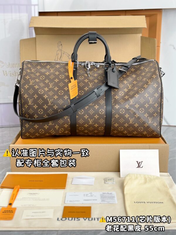 With a full set of duty-free packaging [Excellent SP high elastic fabric] M56711 old-fashioned flower with black leather large size [Chip version: with full set of counter packaging] Keepall 55 travel bag, made of new iconic black and gray Monogram Eclipse canvas. Since 1930, Keepall series of bags have accompanied generations of travelers around the world. This new travel bag comes with multiple comfortable leather handles, a bag strap for casual crossbody and a shiny padlock, the ideal companion for short trips. 55 x 31 x 24 cm (length x height x width)