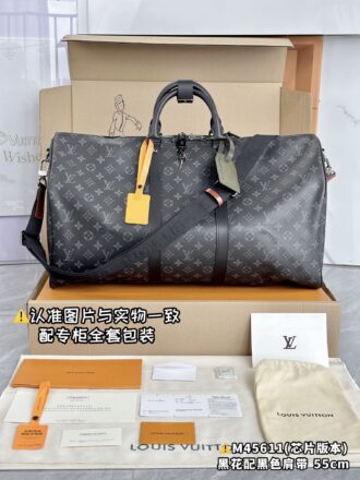 With a full set of duty-free packaging [Excellent SP high elastic fabric] M45611 woven wide shoulder straps large [Chip version: with a full set of counter packaging] Keepall 55 travel bag, made of new and iconic Monogram Eclipse canvas. Since 1930, the Keepall series of bags have accompanied generations of travelers around the world. This new travel bag comes with multiple leather handles that hold comfortably, a bag strap for a casual crossbody, and a shiny padlock for short trip companion. 55 x 31 x 24 cm