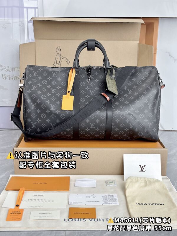 With a full set of duty-free packaging [Excellent SP high elastic fabric] M45611 woven wide shoulder straps large [Chip version: with a full set of counter packaging] Keepall 55 travel bag, made of new and iconic Monogram Eclipse canvas. Since 1930, the Keepall series of bags have accompanied generations of travelers around the world. This new travel bag comes with multiple leather handles that hold comfortably, a bag strap for a casual crossbody, and a shiny padlock for short trip companion. 55 x 31 x 24 cm
