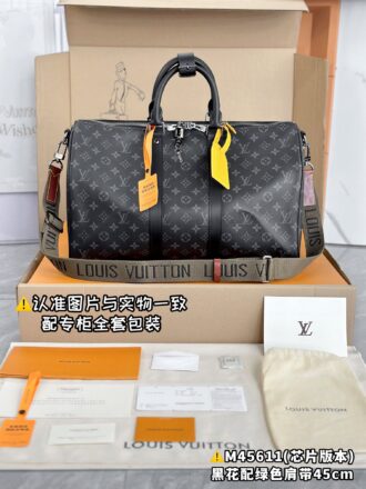 With a full set of duty-free packaging [Excellent SP high elastic fabric] M45611 braided wide shoulder strap small [Chip version: with a full set of counter packaging] Keepall 45 travel bag, made of new and iconic Monogram Eclipse canvas. Since 1930, the Keepall series of bags have accompanied generations of travelers around the world. This new travel bag comes with multiple leather handles that hold comfortably, a bag strap for a casual crossbody, and a shiny padlock for short trip companion. 45 x 27 x 20 cm