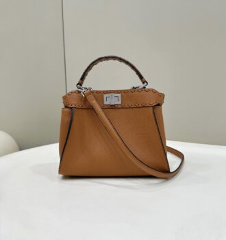 Simple and atmospheric model peekaboo, specially made exquisite handmade outer seams highlight the contrasting color of the bag. Classic colors and cowhide materials with snakeskin wrists are the choice of each FD Girl ~ sufficient capacity, and one pack for daily travel ~ size: 23.5/12/20cm Model number 8615