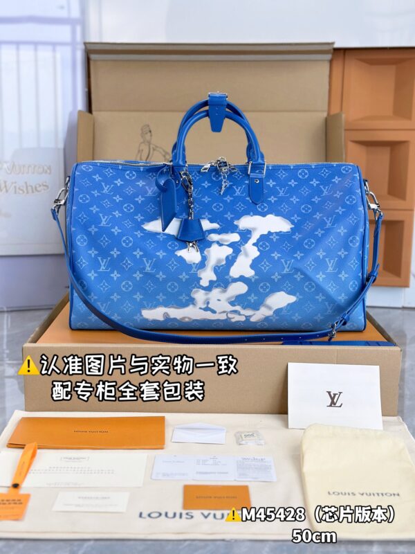 With a full set of duty-free packaging [Excellent SP high elastic fabric] M45428 Yunduo [Chip version: with a full set of counter packaging] Keepall Bandoulière 50 Travel bag is soft in material, and uses Mon Eclipse canvas, and the new Yunduo letter logo. Earth Dream Details Blue Sky White Clouds Silk Printing and Dyeing Chain Men's Travel Bag Pillow Bag, small in size, can be used as luggage on the body. Easily fit the clothes of the week into ample interior space 50 x 29x 23cm