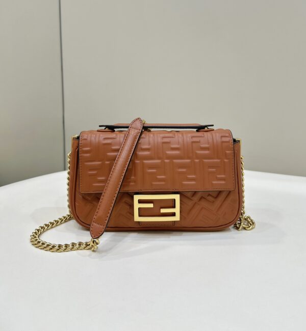Classic relief𝐛𝐚𝐠𝐮𝐞𝐭𝐭𝐞, soft sheepskin feel and bag-shaped texture are super OK, and it is integrated with non-removable sliding chain shoulder straps~~ Size: 24×7×13cm Model number 8533