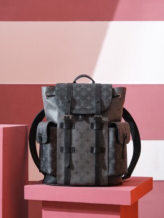 Authentic SP inspection-free and equipped with a full set of duty-free packaging. 𝐂𝐇𝐑𝐈𝐒𝐓𝐎𝐏𝐇𝐄𝐑 Small backpack series M46331 inspection-free version# PJ/ ✔️ Size: 32*39*12cm 𝒄𝒉𝒓𝒊𝒔𝒕𝒐 𝒑𝒉𝒆𝒓 Small series! A backpack for men and women is very suitable for daily use outdoors. Its attractive design style is quite tasteful and can easily meet daily travel capacity. It can hold laptops, books, documents, etc., with a hanging cover, open and close snap buckle rope, which is more layered and retro, and is almost versatile! The utilization rate is super high, a must-have for daily commuting and traveling, and the focus is not on any height!
