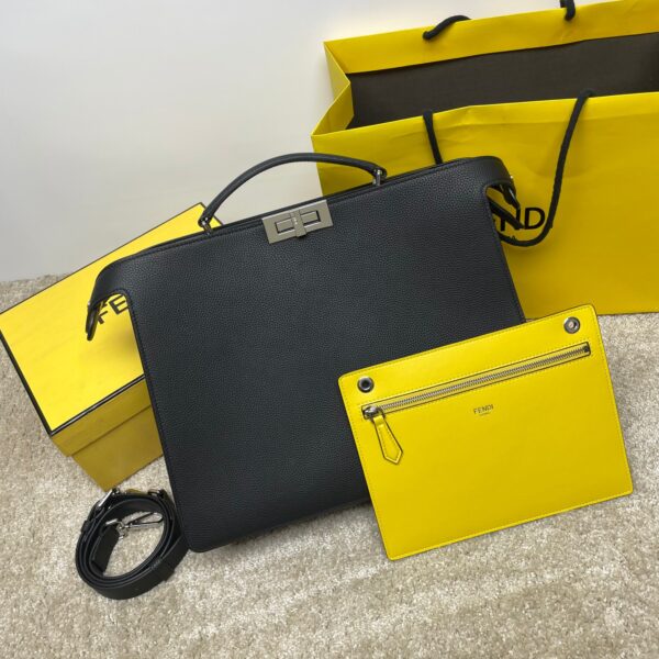 (Original quality) Exclusive genuine product development, imported cowhide, the body is neatly routed, every detail has been carefully crafted, and the clean and tidy workmanship reflects the attentiveness of each step. The front lined bag can be replaced at will, the middle spacer pocket can be adjusted at will, the shoulder strap length can be adjusted at will, the texture seen by the naked eye, high-end and powerful functionality, the upper body will definitely increase your confidence, the capacity is really pleasing, every boy deserves a high-quality, high-value and high-aura platinum bag, the spot price is 👍, the lasting handsome and handsome, model 7VA529 Size 38.29.12