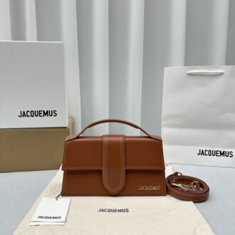 New hardware {Legacy Brown}Preserve No. 21 Jacquemu* bamnino New crossbody bag▫️ A new bag with a super design feel. Remove the shoulder strap and turn it into a handbag in seconds. The impeccable mini versatile small bag~ and the eye-catching golden LOGO on the bag instantly capture the most fashionable women in the world. Every treasure fairy must own one! Model number 2056 Size: Large size 24x13x7cm