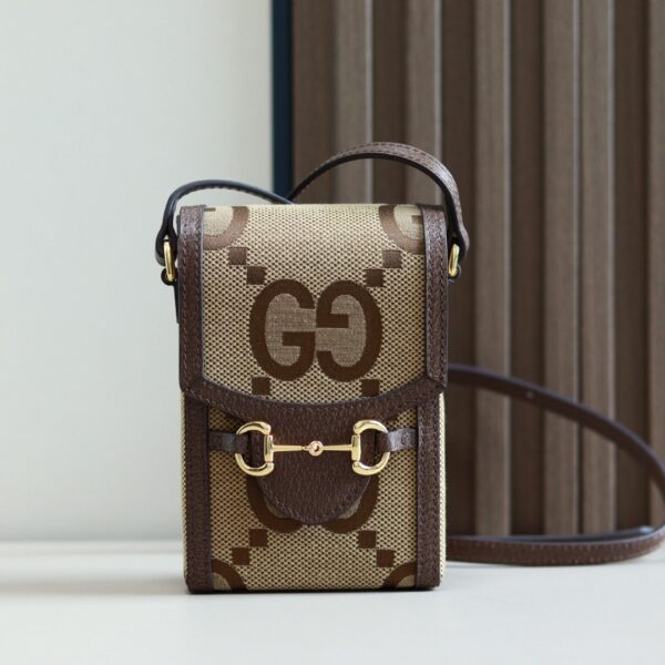 Horse Bit𝟏𝟗𝟓𝟓 Series Canvas Mini Mobile Bag "March of Love" series reminds people of the fashion trends of the 1990s, and incorporates the brand's high-resolution design elements into several mini items. This mini handbag is made of super double G pattern canvas and horse buckle accessories, giving it a slightly crisp half-month look. Size: 11.5*17*4cm Model number: 625615