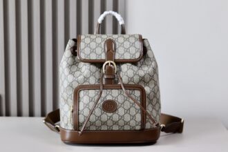 Retro series backpacks are all in a rich retro style. Made in beige and ebony GG Supreme canvas with brown leather piping. Model number: 674147 Dimensions: 26.5 (width) x 30 (height) x 13 (deep) cm