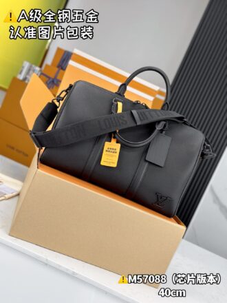 With a full set of duty-free packaging [Excellent SP full leather high elastic fabric] M57088 black full leather small [Chip version: full set of counter packaging] KEEPALL BANDOULIÈRE 40 Travel Bag Louis Vuitton launches the new Keepall BANDOULIÈRE 40 Travel Bag, made of soft grain leather, restrained and fashionable. Low-key detailed designs such as metal LV letter logos, customized leather nameplates and removable jacquard straps highlight the brand's style. The humanized size design and a variety of carry-on options make it a versatile travel item. 42 x 26 x 20 cm (length x height x width)