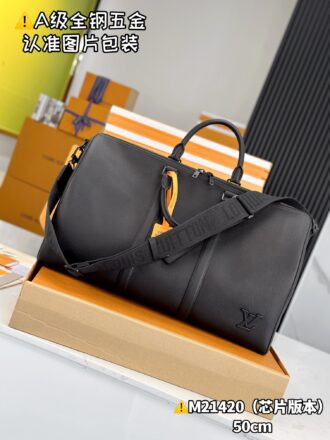 With a full set of duty-free packaging [Excellent SP full leather high elastic fabric] M21420 black full leather large size [Chip version: full set of counter packaging] KEEPALL BANDOULIÈRE 50 travel bag Louis Vuitton launches the new Keepall BANDOULIÈRE 50 travel bag, made of soft grain leather, restrained and fashionable. Low-key detailed designs such as metal LV letter logos, customized leather nameplates and removable jacquard straps highlight the brand's style. The humanized size design and a variety of carry-on options make it a versatile travel item. 50 x 29 x 23 cm (length x height x width)