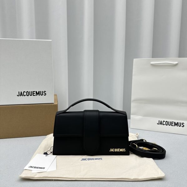 ｛Liaoning Black Gold｝Preservation No. 11 Jacquemus⃝ Bamnino New Crossbody Bag▫️ Popular items are coming hot~ The cute little cute is really too pleasing La The new bag with a design feel has also been added, the suede material is more in line with the texture of autumn and winter, and can be turned into a handbag in seconds. The impeccable mini versatile small bag~ and the eye-catching golden LOGO on the bag instantly capture the most fashionable women in the world! (I want to use this one in all colors ˃̶͈̀௰˂̶͈́ ✧) Every treasure fairy must have one! Model number 2056 Size: Large size 24x13x7cm
