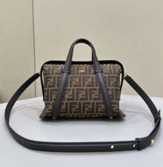 FENDI Boston handbag, classic double F fabric logo with dark brown leather, huge magnetic buckle closure, magnetic buckle on both sides, fully sealed openings, creating a private attribute, sufficient capacity, high appearance, casual and lazy and relaxing feeling on the back, equipped with adjustable and removable shoulder straps Model number 8627 Size 27 .5/16/17cmF