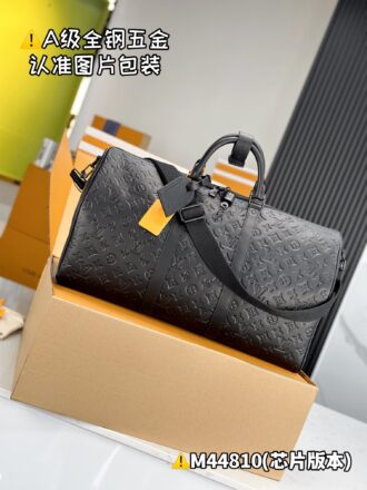 With a full set of duty-free packaging [Excellent SP high elastic fabric] M44810 black nappa leather [Chip version: with a full set of counter packaging] KEEPALL BANDOULIÈRE 50 travel bag This Keepall BANDOULIÈRE 50 travel bag is Monogram Shadow leather with full Monogram embossed, paired with matte metal parts, creating a simple design, and the cabin luggage size is suitable for short trips. The Keepall soft travel bag series was born in the 1930s and is as classic as ever. 50 x 29 x 23 cm (Length x Height x Width)