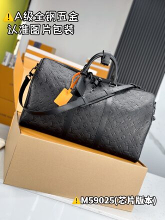 With a full set of duty-free packaging [Excellent SP high elastic fabric] M59025 black diamond pattern [Chip version: with a full set of counter packaging] KEEPALL BANDOULIÈRE 50 Travel Bag This Keepall Travel Bag is a fine cowhide with a printed Monogram pattern, which renews the brand's classic work while witnessing the ingenious craftsmanship. The cabin luggage size allows easy storage for short trips. The iconic appearance and high-end materials make the most exquisite choice. 50 x 29 x 23 cm (Length x Height x Width)