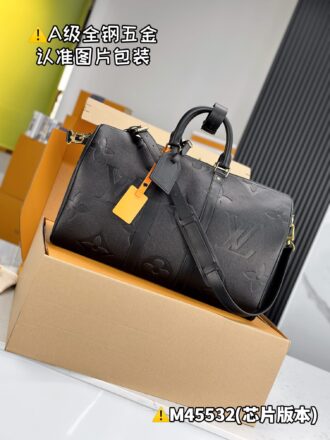 With a full set of duty-free packaging [Excellent SP high elastic fabric] M45532 black large embossed [Chip version: with a full set of counter packaging] KEEPALL BANDOULIÈRE 45 travel bag This Keepall Bandoulière 45 travel bag is soft Monogram Empreinte Giant leather with metal parts. Its large Monogram embossment implicitly conveys an elegant atmosphere, and the zippered inner bag adds functional details. 45 x 27 x 20 cm (Length x Height x Width)