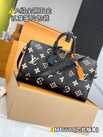 With a full set of duty-free packaging [Excellent SP high elastic fabric] M46670 black silk screen printing [Chip version: with a full set of counter packaging] KEEPALL BANDOULIÈRE 45 Travel Bag This Keepall Bandoulière 45 is made of Monogram Empreinte embossed leather, presenting the elegant colors of large Monogram flowers and LV letters. The leather side straps, top handles and removable shoulder straps complement the metal pieces. Zippered inner bag is convenient and neatly stored. 45 x 27 x 20 cm (Length x Height x Width)