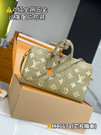 With a full set of duty-free packaging [Excellent SP high elastic fabric] M46671 green silk screen printing [Chip version: with a full set of counter packaging] KEEPALL BANDOULIÈRE 45 travel bag This Keepall Bandoulière 45 travel bag is made of Monogram Empreinte embossed leather, presenting the elegant colors of large Monogram flowers and LV letters. The leather side straps, top handles and removable shoulder straps complement the metal parts, and the zippered inner pocket is convenient and neatly stored. 45 x 27 x 20 cm (Length x Height x Width)