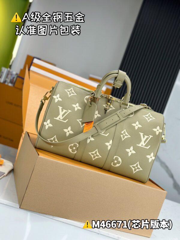 With a full set of duty-free packaging [Excellent SP high elastic fabric] M46671 green silk screen printing [Chip version: with a full set of counter packaging] KEEPALL BANDOULIÈRE 45 travel bag This Keepall Bandoulière 45 travel bag is made of Monogram Empreinte embossed leather, presenting the elegant colors of large Monogram flowers and LV letters. The leather side straps, top handles and removable shoulder straps complement the metal parts, and the zippered inner pocket is convenient and neatly stored. 45 x 27 x 20 cm (Length x Height x Width)