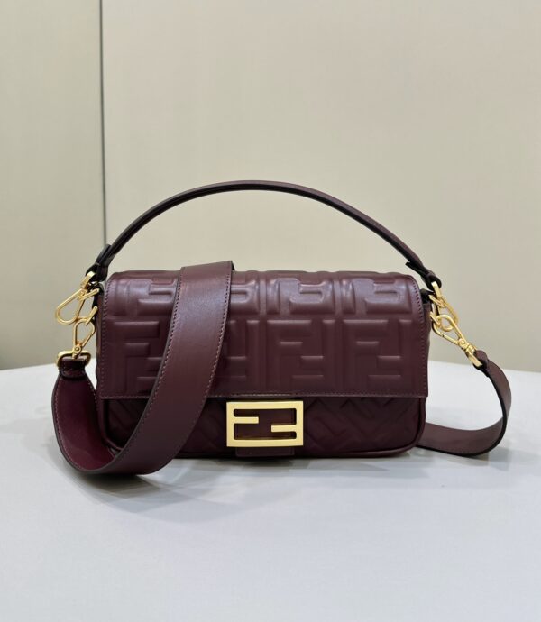 The Baguette🤙🤙 Super soft sheepskin texture and concave and three-dimensional double Flogo are always unforgettable. size 27×5×15cm model number 0135M red brown