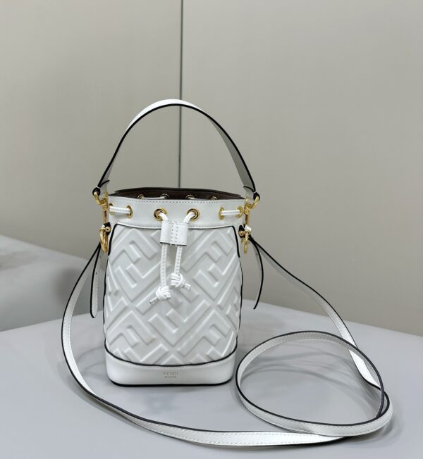 【FENDI】Standard small MON TRESOR bucket bag, brand new proportion ❤, three-dimensional diagonal F-shaped logo, one-shoulder or hand-held super practical. Calfskin sewn f Size: 12/14/18cm Model number: 8637A