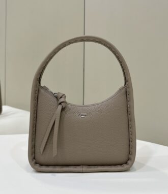 FENDI# new mini underarm bag~ Exclusive custom calf leather feels super delicate, exquisite handmade outer stitching, beautiful and capacity, can be used on wrists or underarms. Small and exquisite style and fashionable and impactful~ solid🔥 Model number: 80165A Pigeon Gray Size 27x7x20.5cm